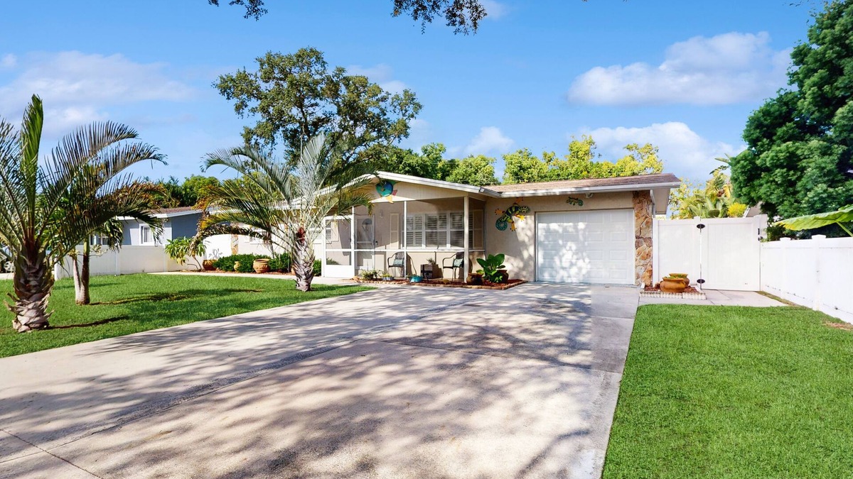 Walsingham House | Lovely home on Pinellas Trail,10 minutes to Beach, Close to shopping& Restaurats