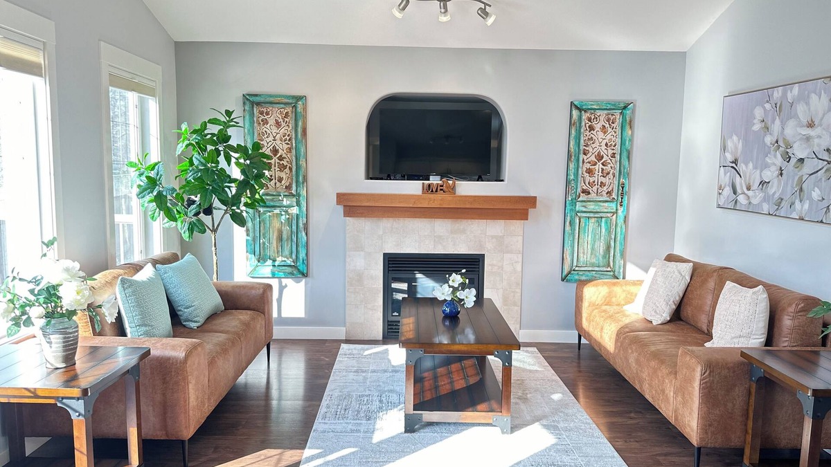 Hinton House | Lovely house with mountain views &A/C