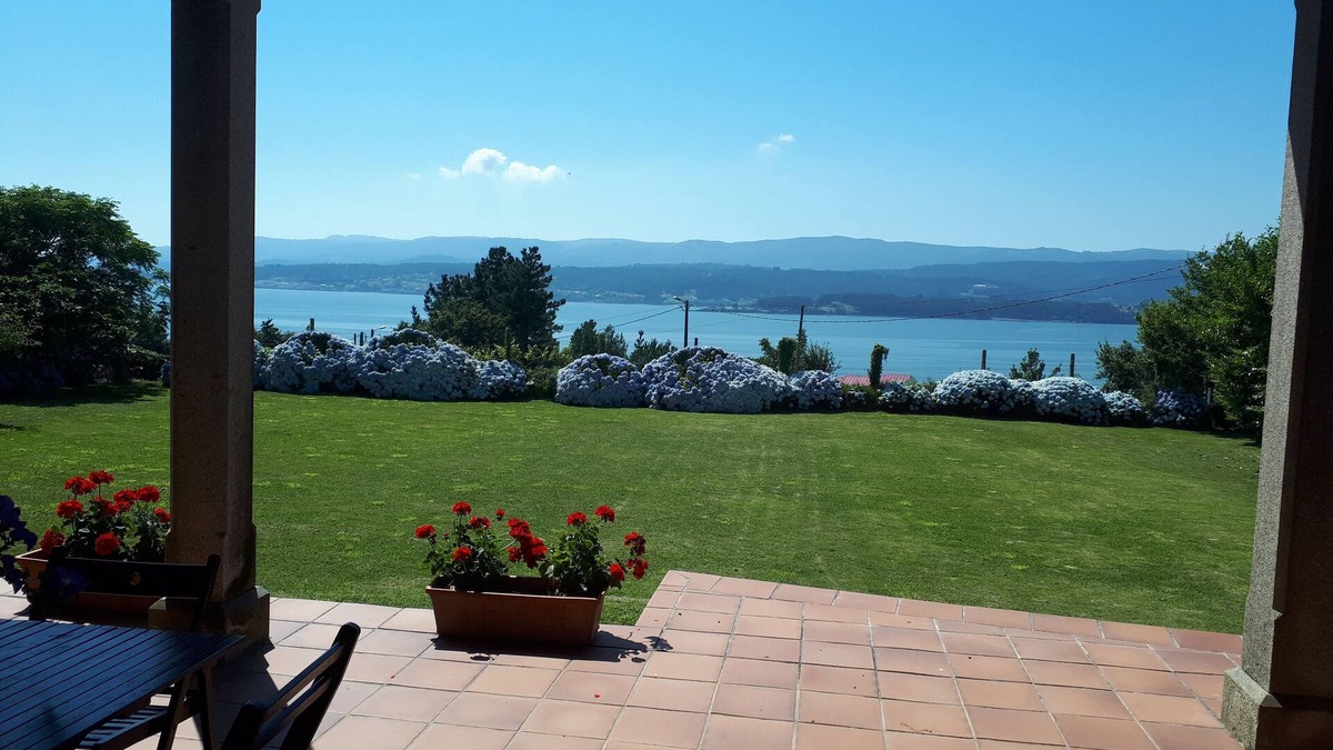 Rianxo Cottage | Lovely house, wonderfull views over the sea, free wi-fi, fireplace, bbq, garden