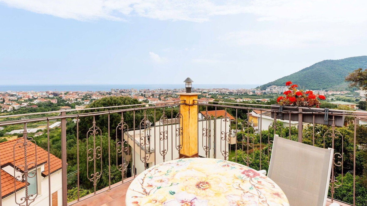Borghetto Santo Spirito Villa | Lovely apartment in villa for 5 people with pool, A/C, WIFI, balcony and pets allowed