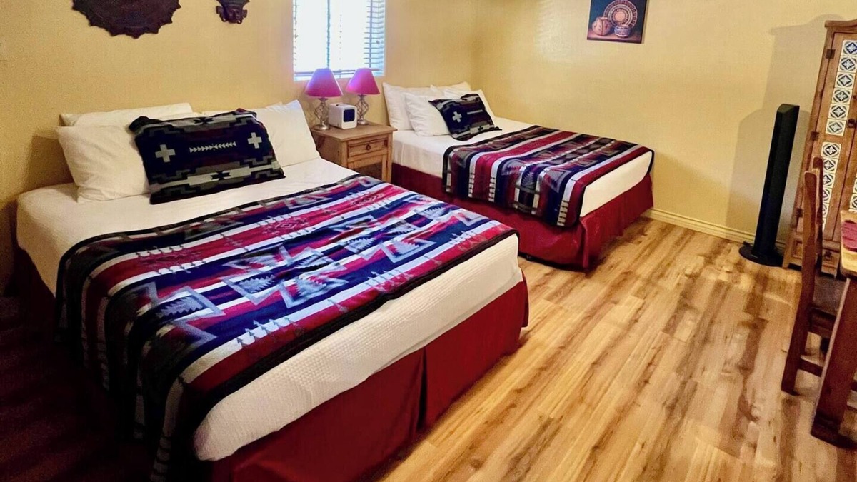 San Lorenzo Hotel | Lovely Kitchen Suite at Lake Roberts w/two queen beds