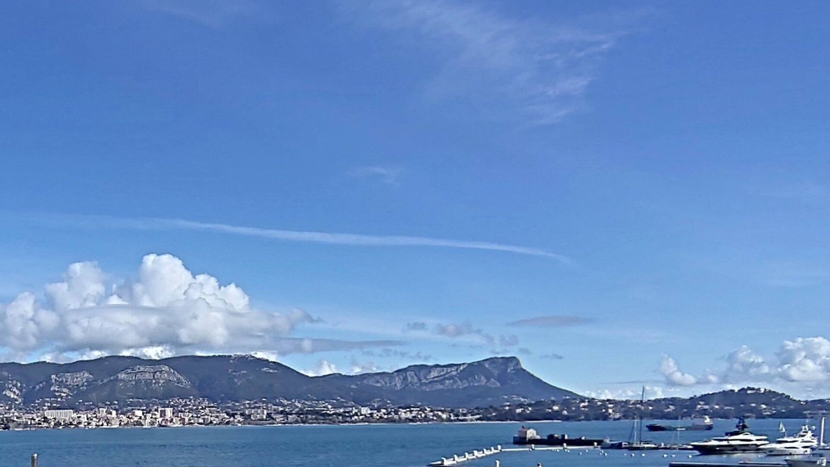 Saint-Mandrier-sur-Mer Apartment | Lovely, large 2-room through-hall apartment with incredible 180° view of the harbour.