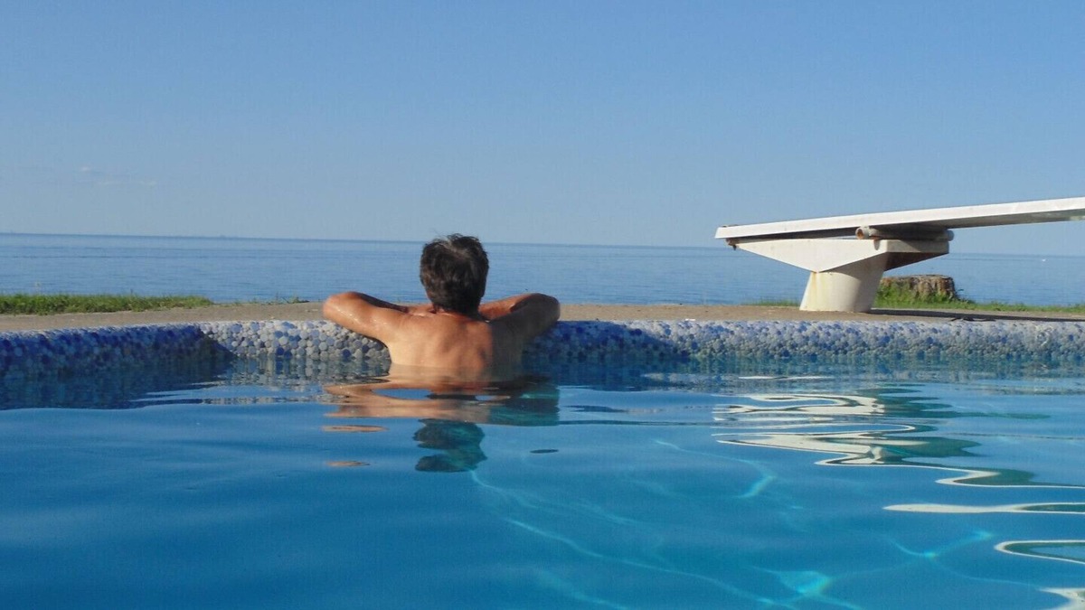 Stoney Creek Villa | Lovely Lake House, California Chic, HEATED POOL, lakefront, EV charging.