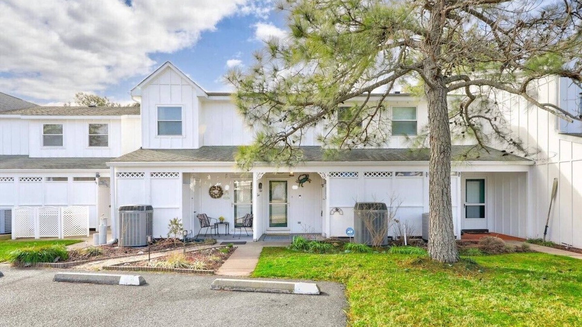 Keen-Wik On the Bay House | Lovely Mallard Lakes townhome, minutes from Fenwick and OC beaches.