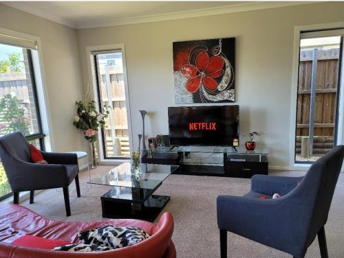 Schofields Villa | Lovely New 5 Bedroom house + Study/Huge Back Yard