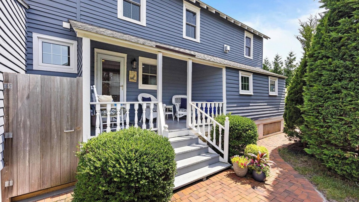 Beach Haven Apartment | Lovely Oceanside Apartment in Historic Home