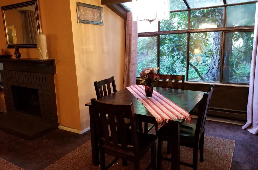 Federal Way Apartment | Lovely One bedroom condo with indoor fireplace.