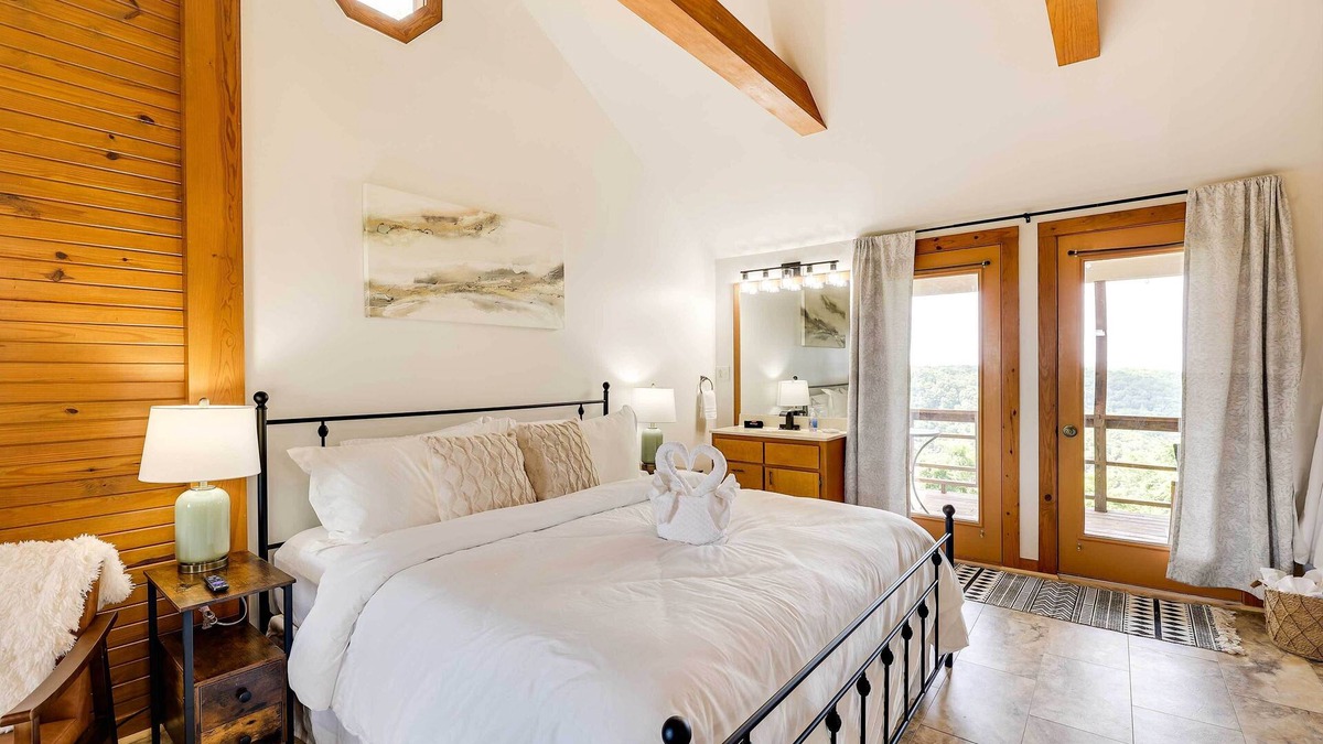 Eureka Springs Apartment | Lovely Ozarks Cabin Rental ~ 5 Mi to Beaver Lake!