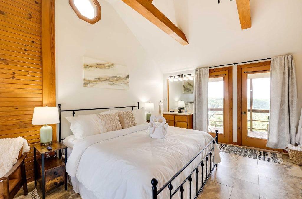 Eureka Springs Apartment | Lovely Ozarks Cabin Rental about 5 Mi to Beaver Lake!