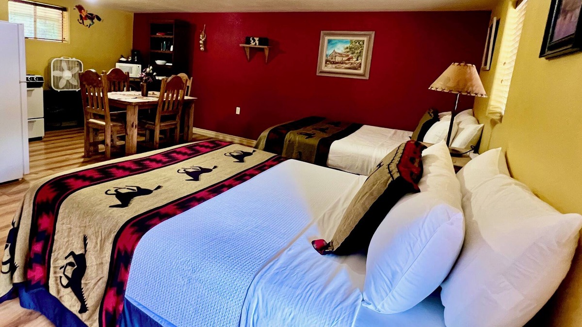San Lorenzo Apartment | Lovely Pet-Friendly Suite with Kitchen at Lake Roberts