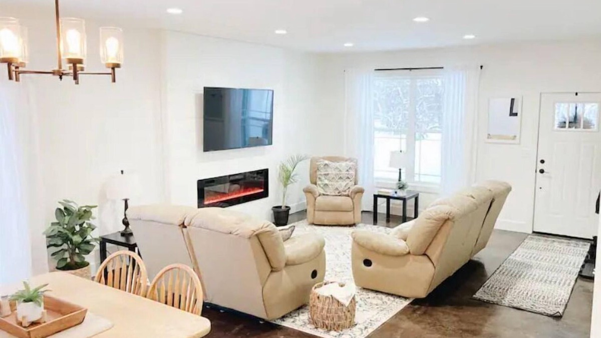 Hancock House | Lovely Place in Prime Location-Near Trails-Hot Tub