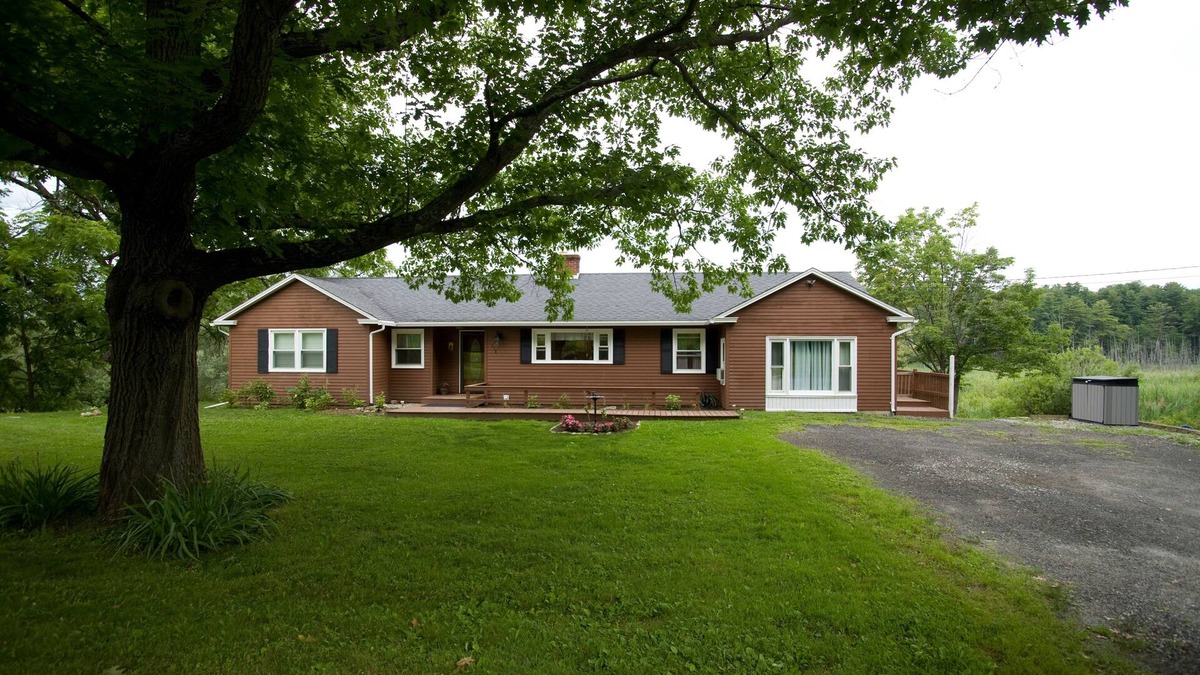 Richmond House | Lovely ranch home getaway in The Berkshires- just 6 miles to Tanglewood