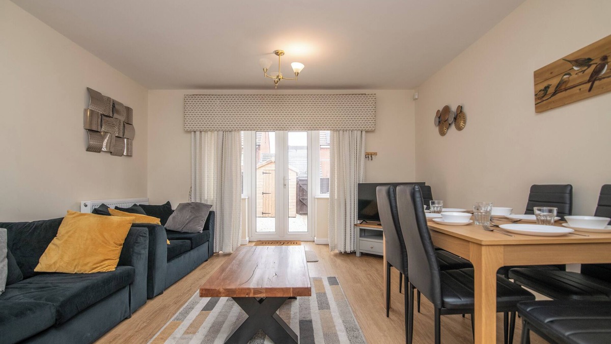 Tipton House | Lovely refurbed 4 bed house in Black Country