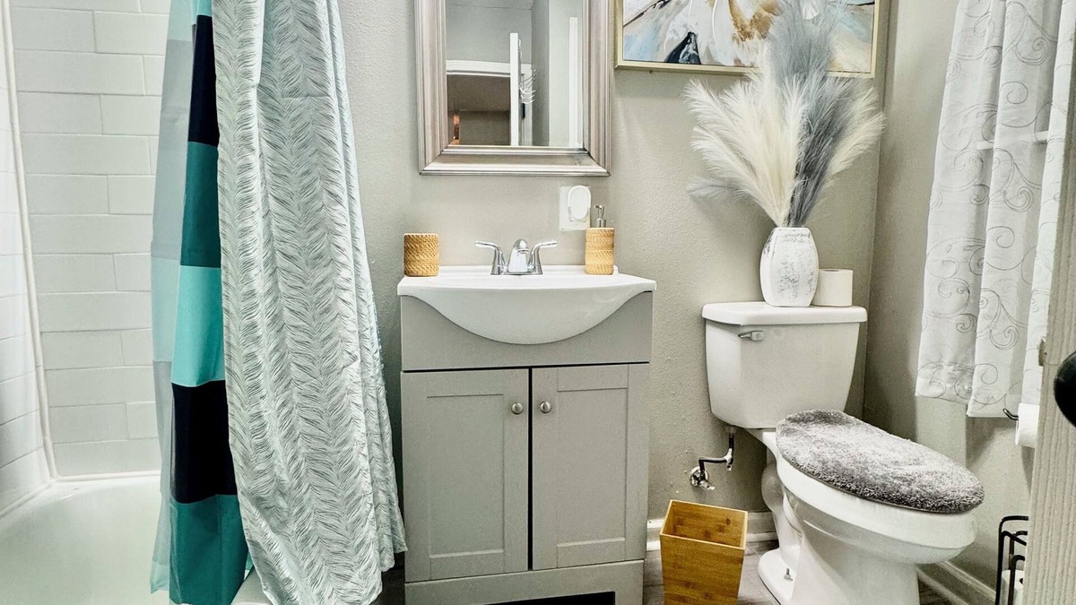 Mid City North House | Lovely Remodeled one bedroom Apartment with free parking