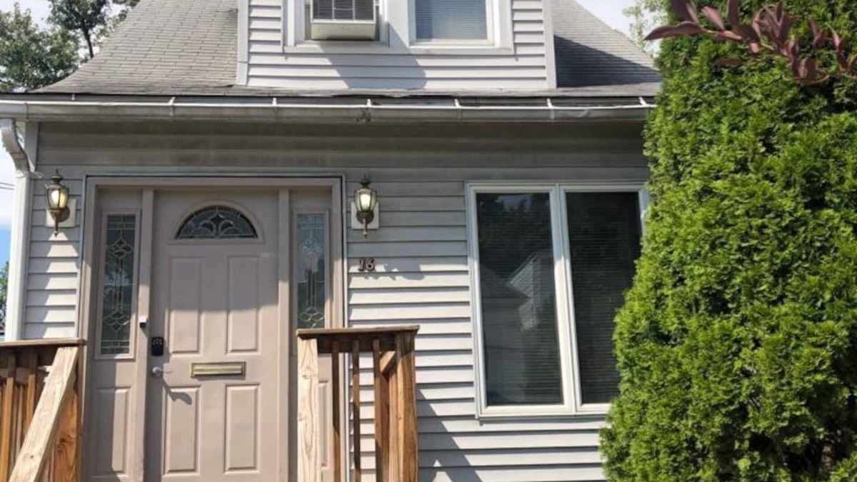 Albany House | LOVELY RENOVATED 2 BEDROOM HOME WITH FREE PARKING