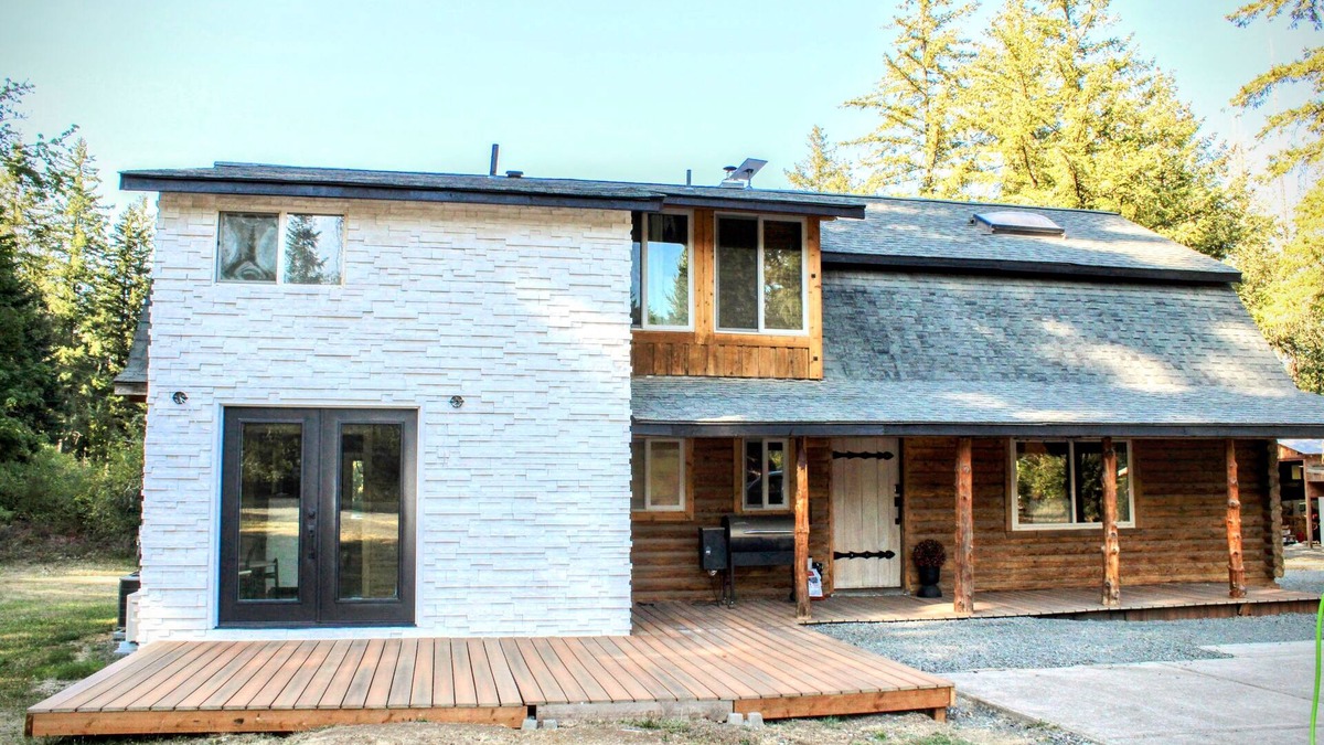 Crawfordsville House | Lovely Renovated and Secluded Log Cabin