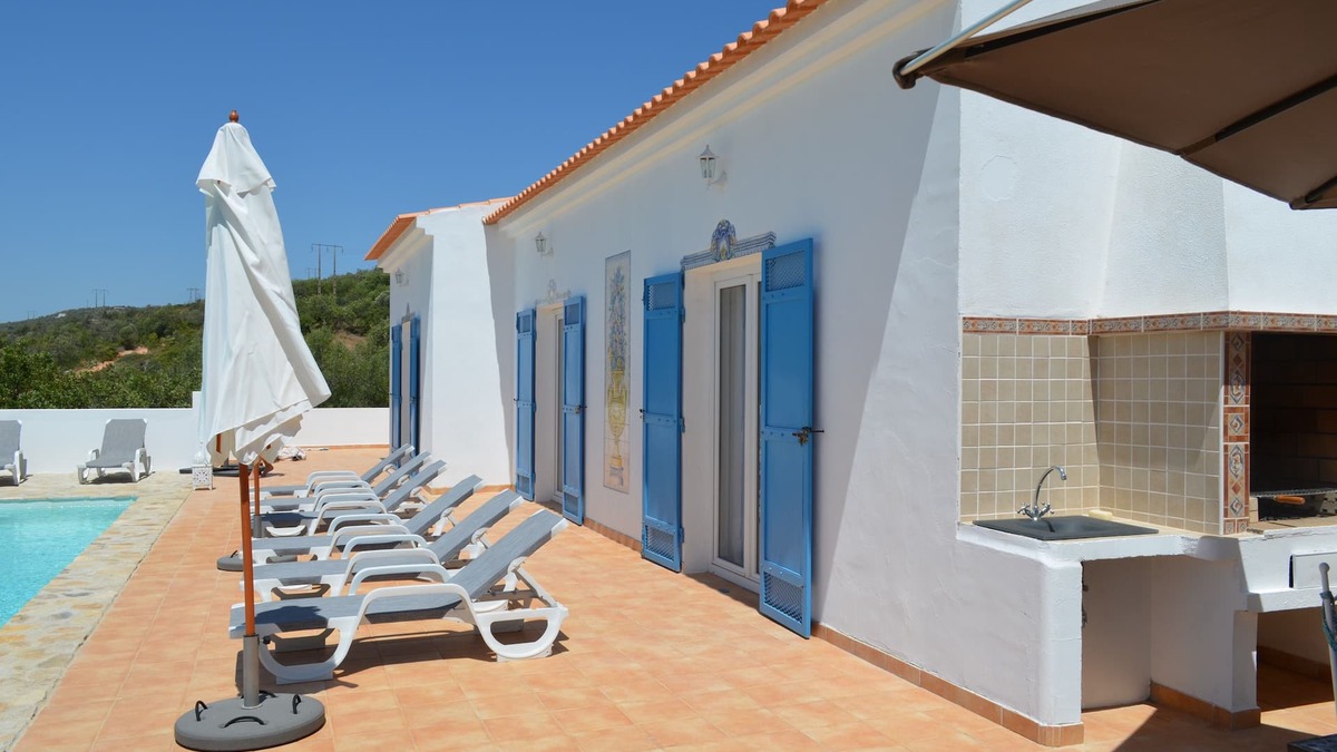 Brotual Villa | Lovely restored algarve style villa, panoramic sea views, fabulous infinity pool