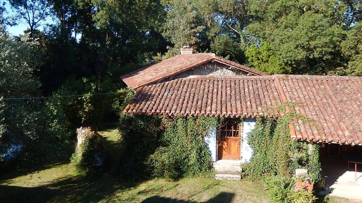Bessay Hotel | Lovely Riverside Cottage in South Vendee