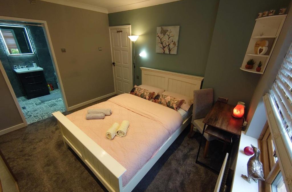 Rayleigh House | Lovely room with ensuite in a quiet house