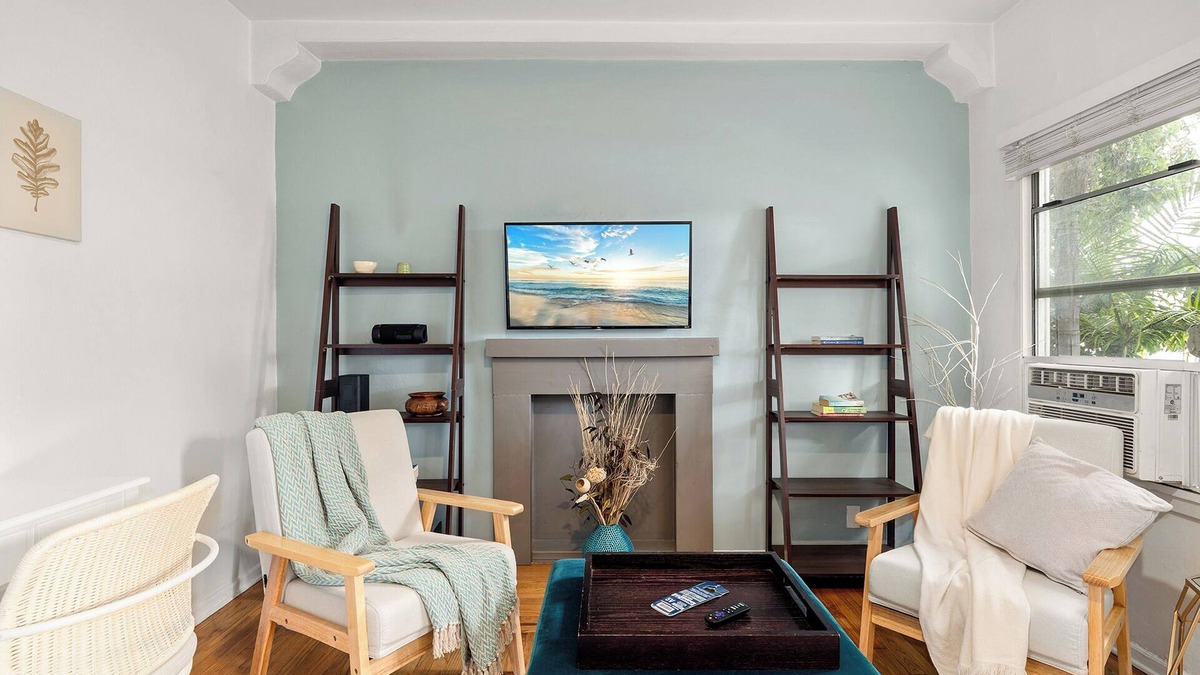 Northeast Apartment | Lovely Santa Monica Chic 1BR Private W/D & Free Street Parking