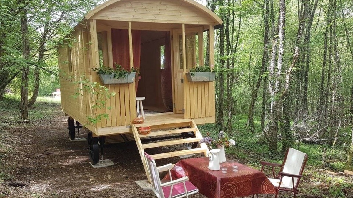 Sougeres-en-Puisaye Cabin | Lovely shepherds hut in chauminet