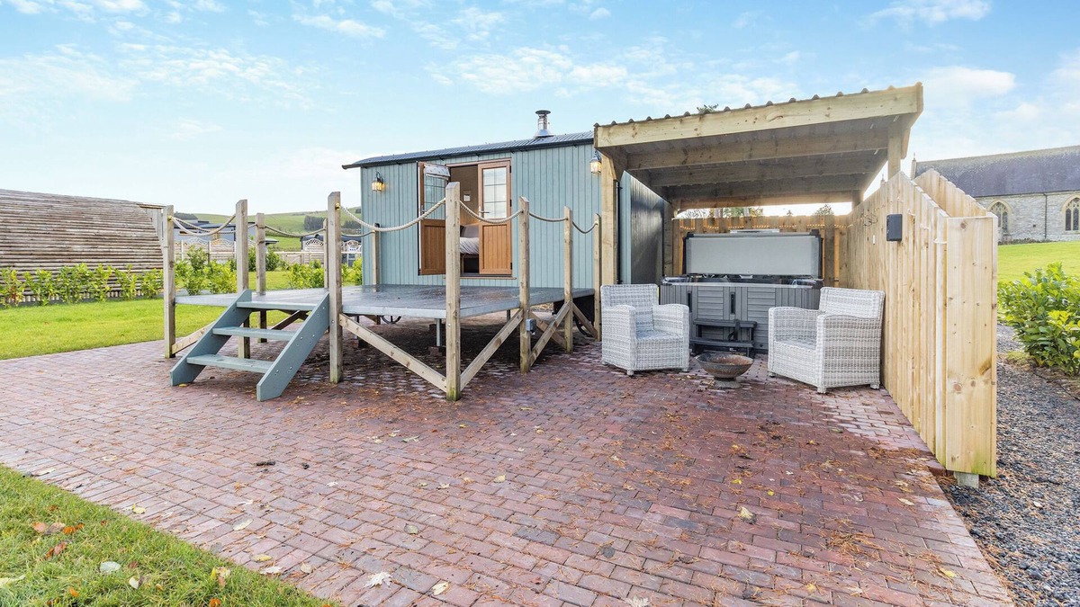 St Harmon Cottage | Lovely Shepherds hut with private hot tub.