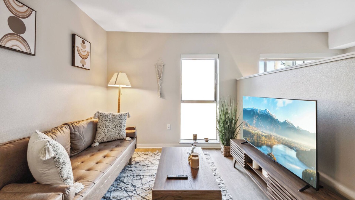 Downtown Bed & Breakfast | Lovely Studio in Santa Monica w Free Parking