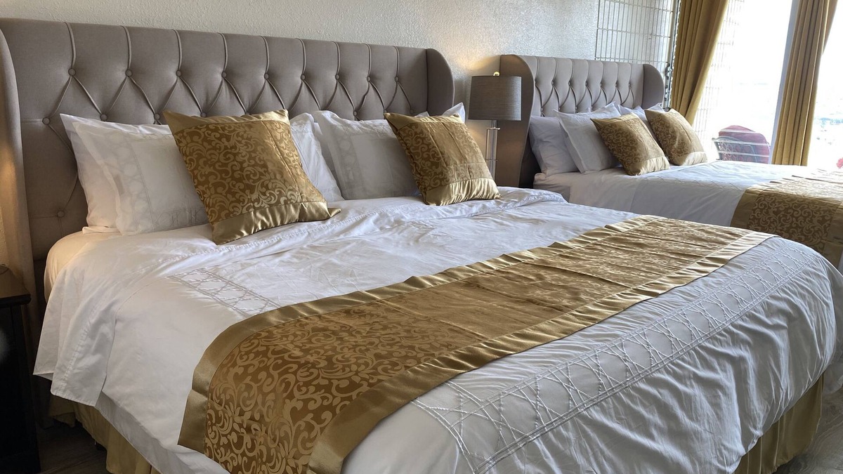 Diamond Head - Kapahulu - St. Louis Condo | Lovely Studio with Million Dollar View of Waikiki and close to everything!