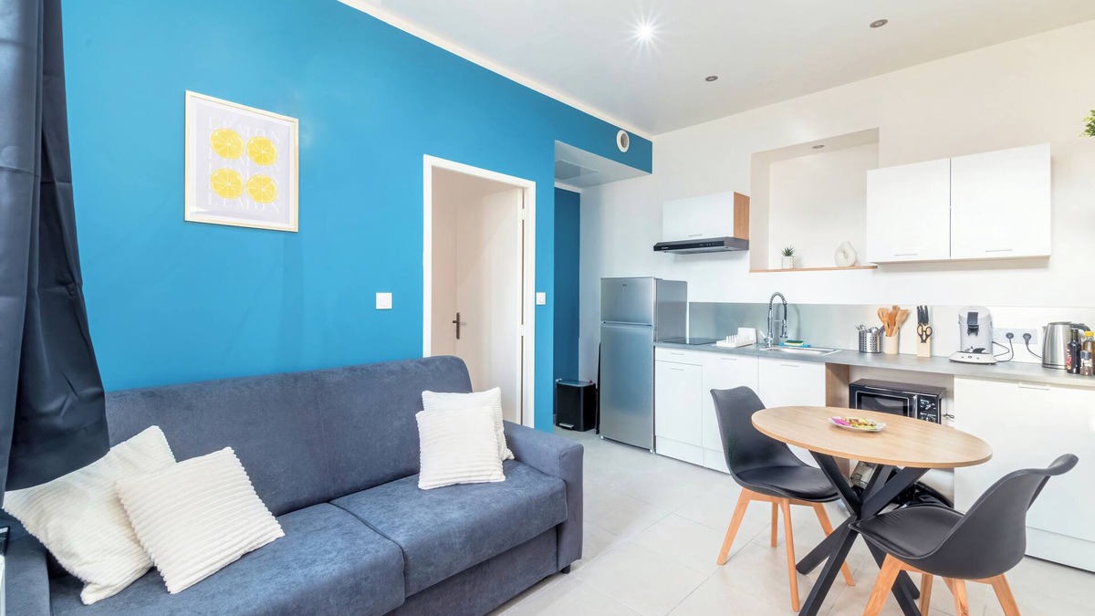 Les Poulettes Apartment | Lovely T2 apartment in a residence with air conditioning.