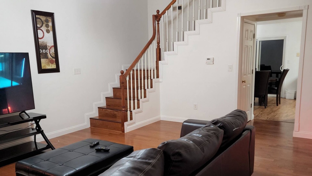 Columbia House | Lovely three bedrooms duplex home away from home