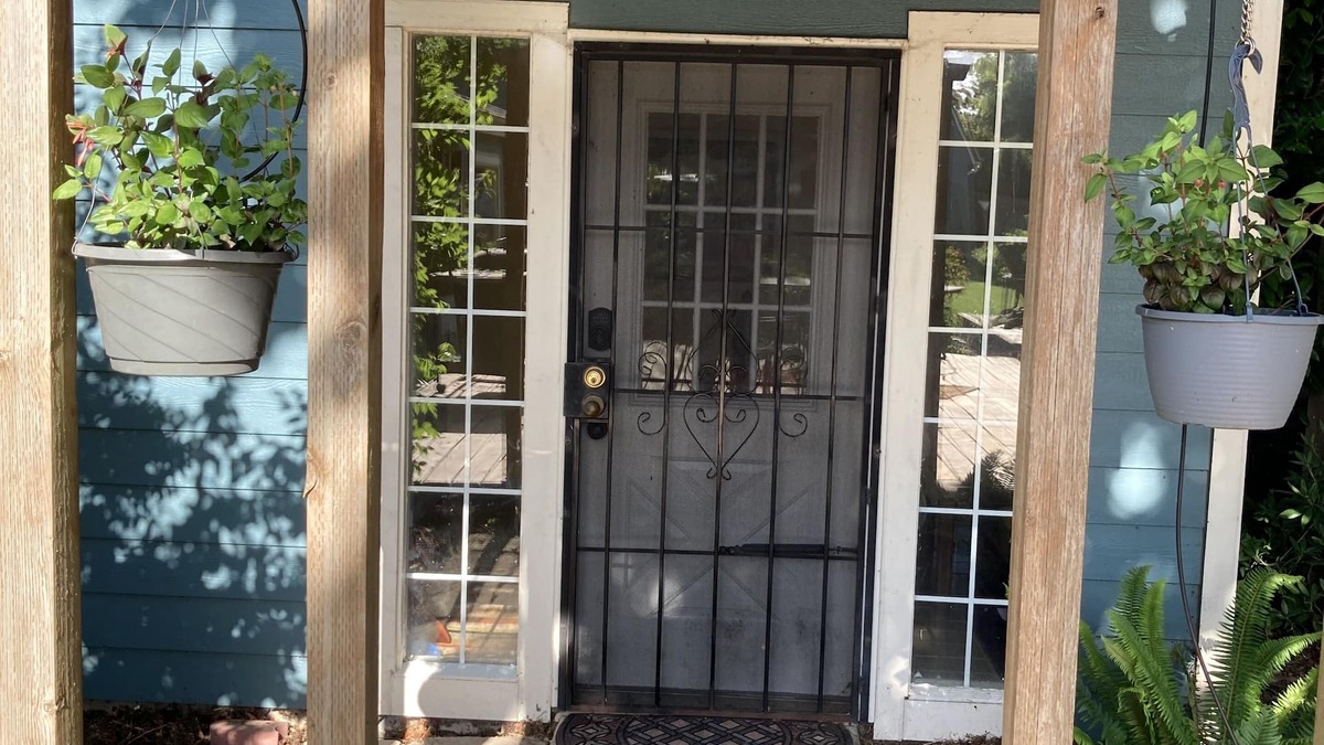 Central Oregon Apartment | Lovely two-bedroom garden suite near Willamette River bike path