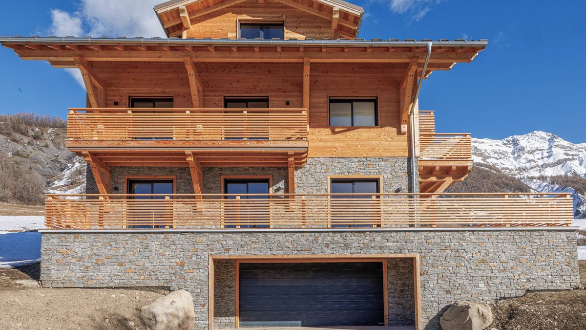 Allos Apartment | Lovely, upmarket R+1 chalet apartment 5 minutes from the slopes, near Lac d'Allos