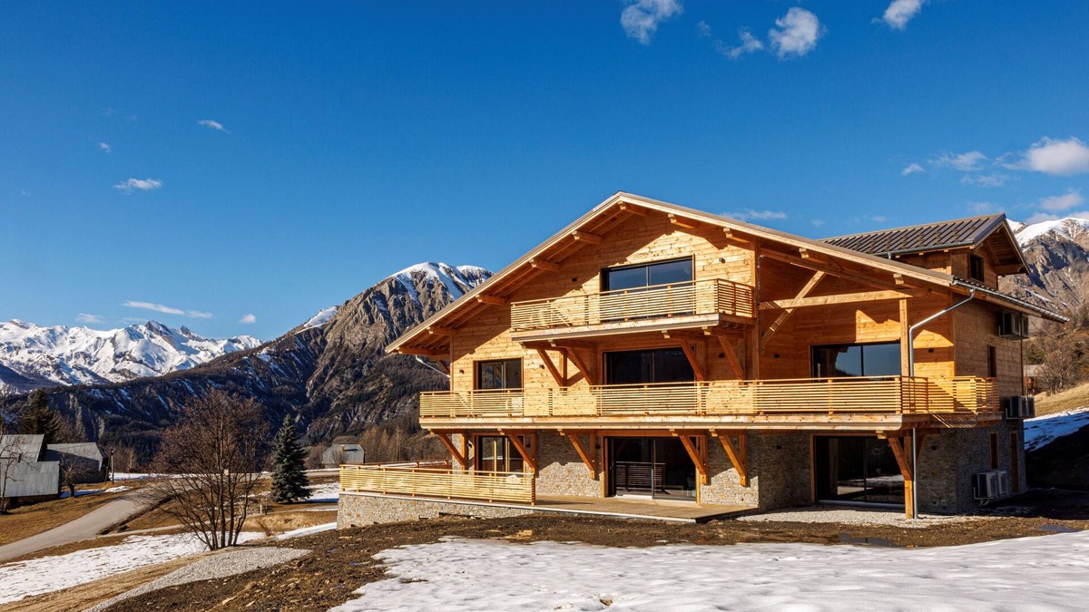 Allos Apartment | Lovely, upmarket RDC chalet apartment near Lac d'Allos and ski slopes
