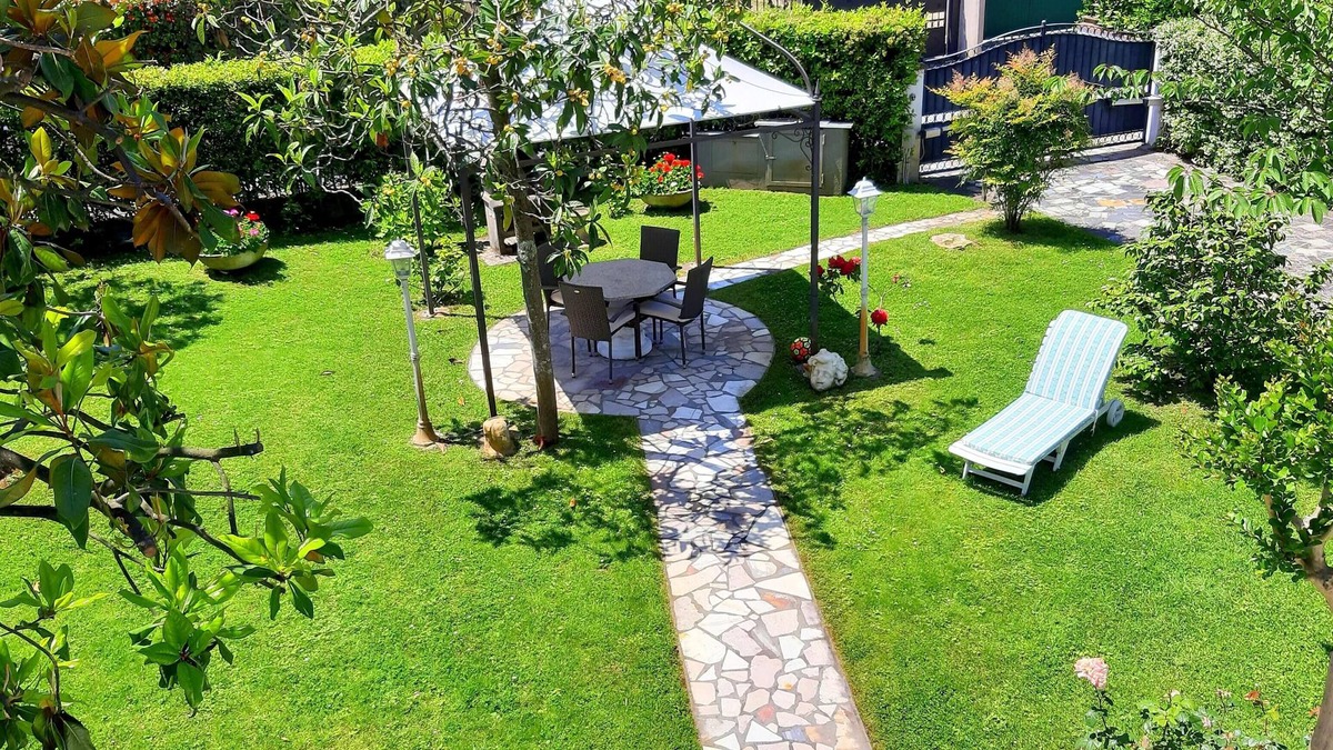 Forte dei Marmi House | Lovely Villa with garden, 400 mt from the sea, Forte dei Marmi, Versilia,Wi-Fi.
