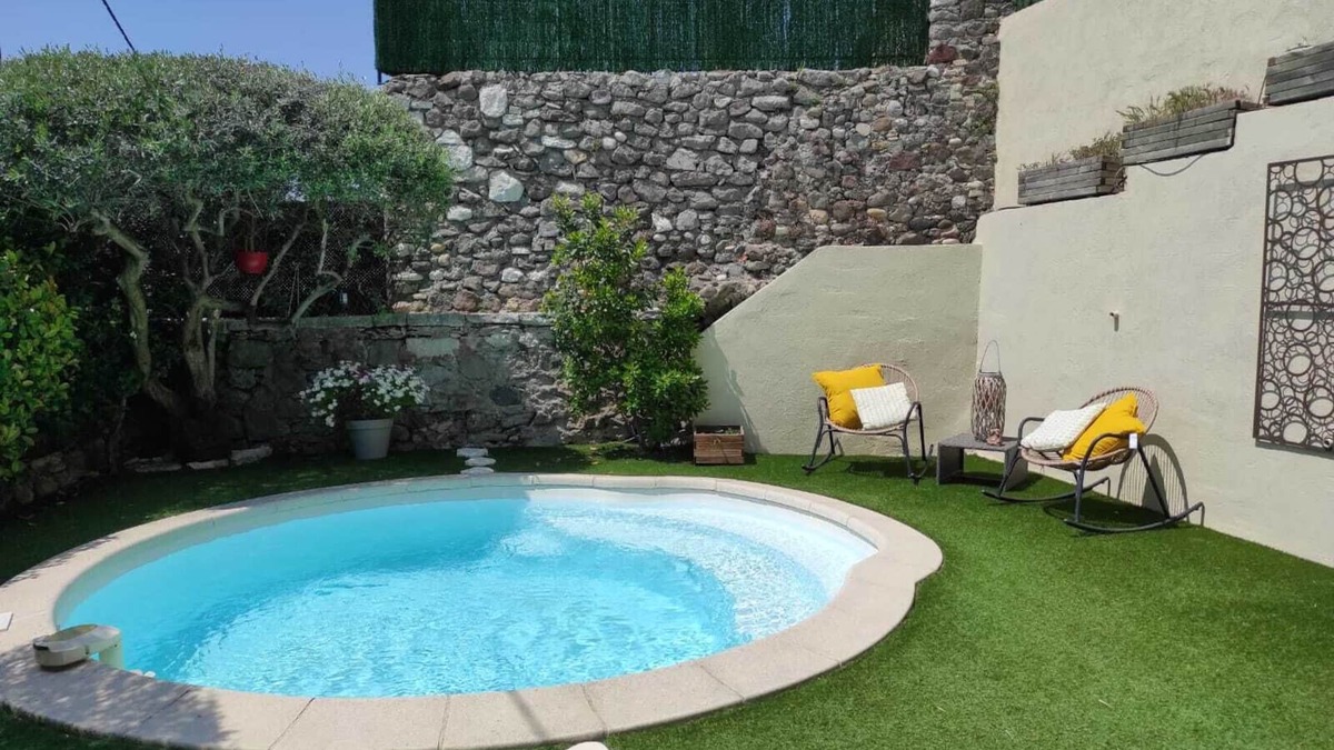 Villeneuve-Loubet House | Lovely village house with a warm, festive character, just for you.