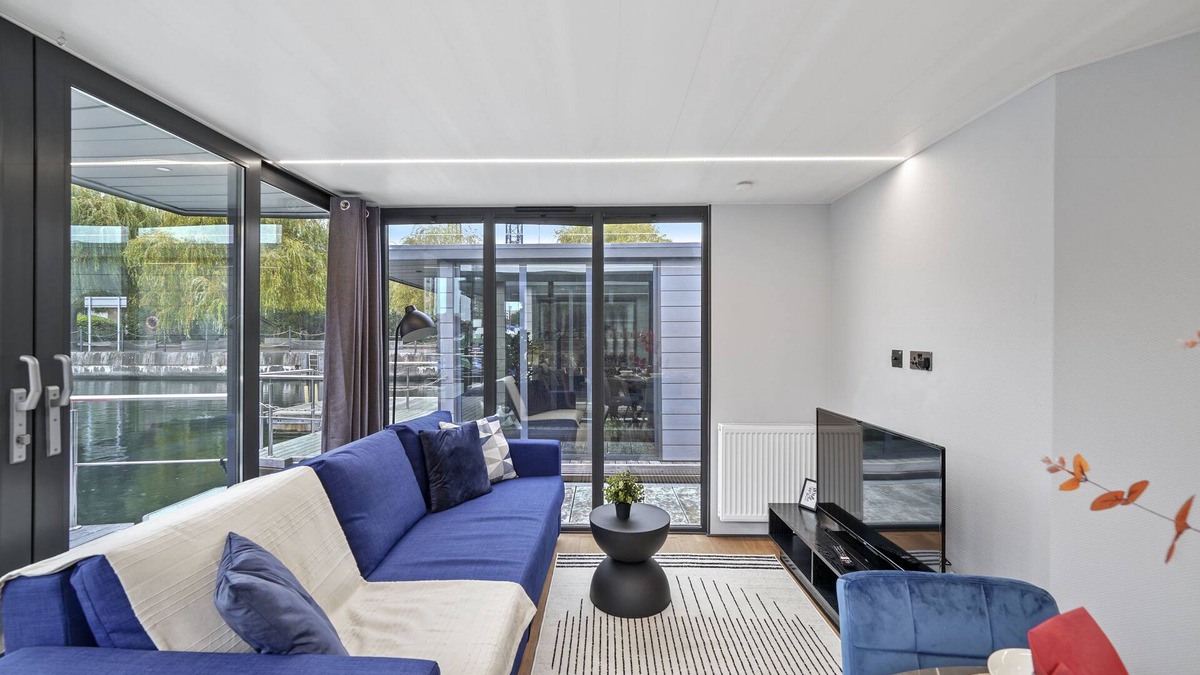 Canary Wharf Boat Rental | Lovely Water Lodge in London - Sleeps 6