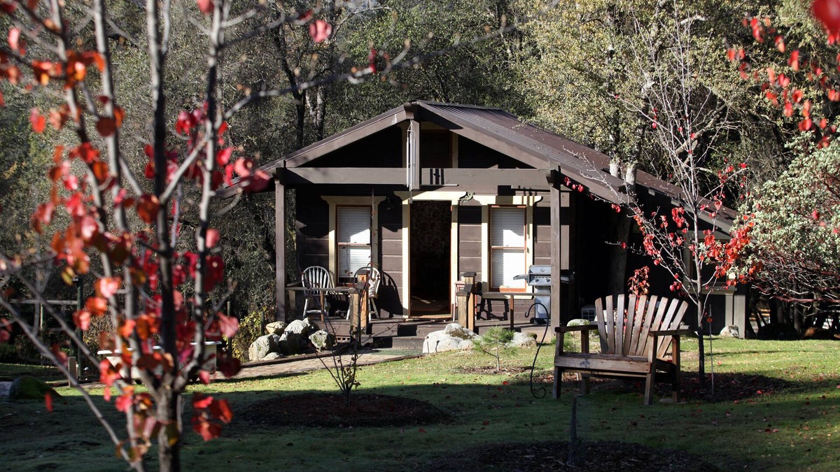 Oakhurst Cabin | Lovers’ Cabin; Gateway to Yosemite National Park and more!