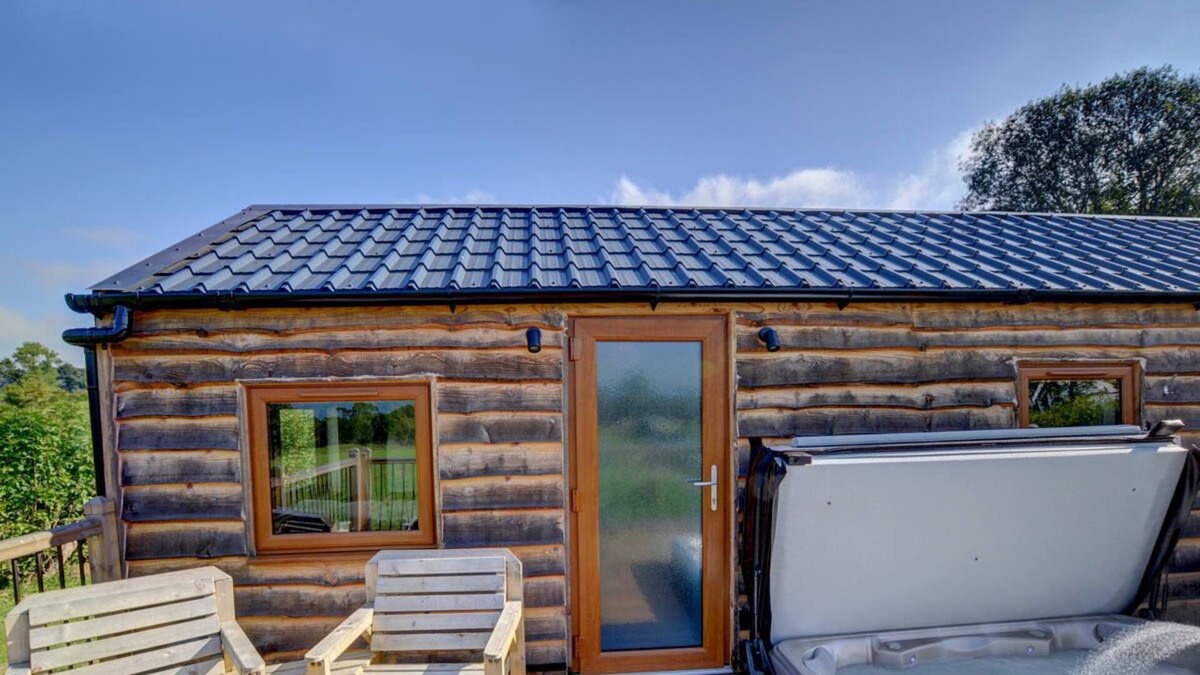 Penybont Ski Chalet | Lovers' Lodge in Llandrindod Wells