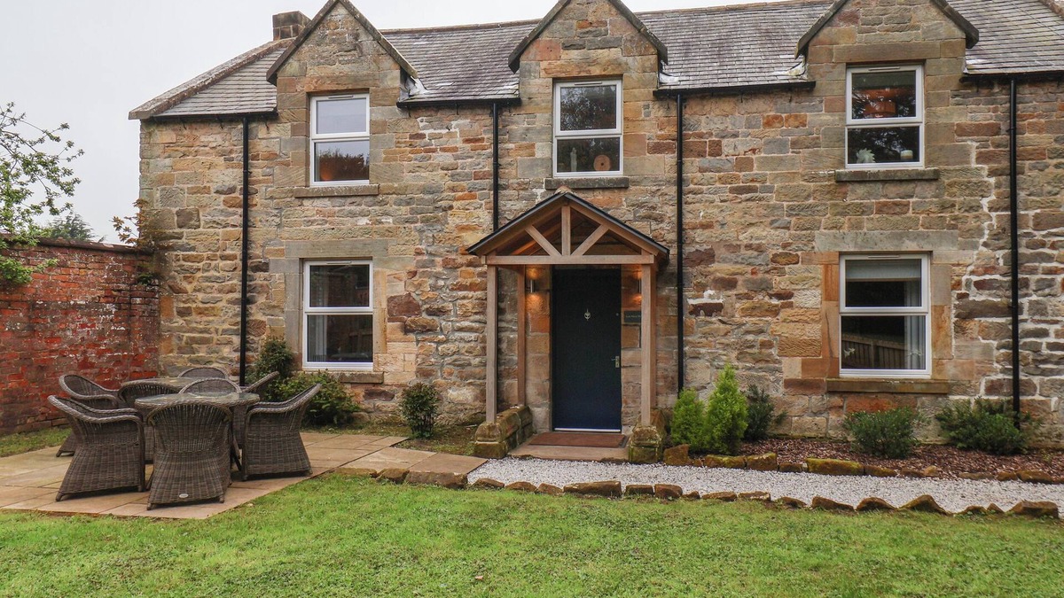 Easington Cottage | LOW MOOR, pet friendly, character holiday cottage in Easington