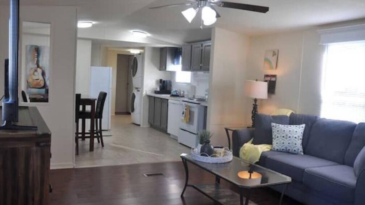 Lebanon House | Low Rent Rendezvous