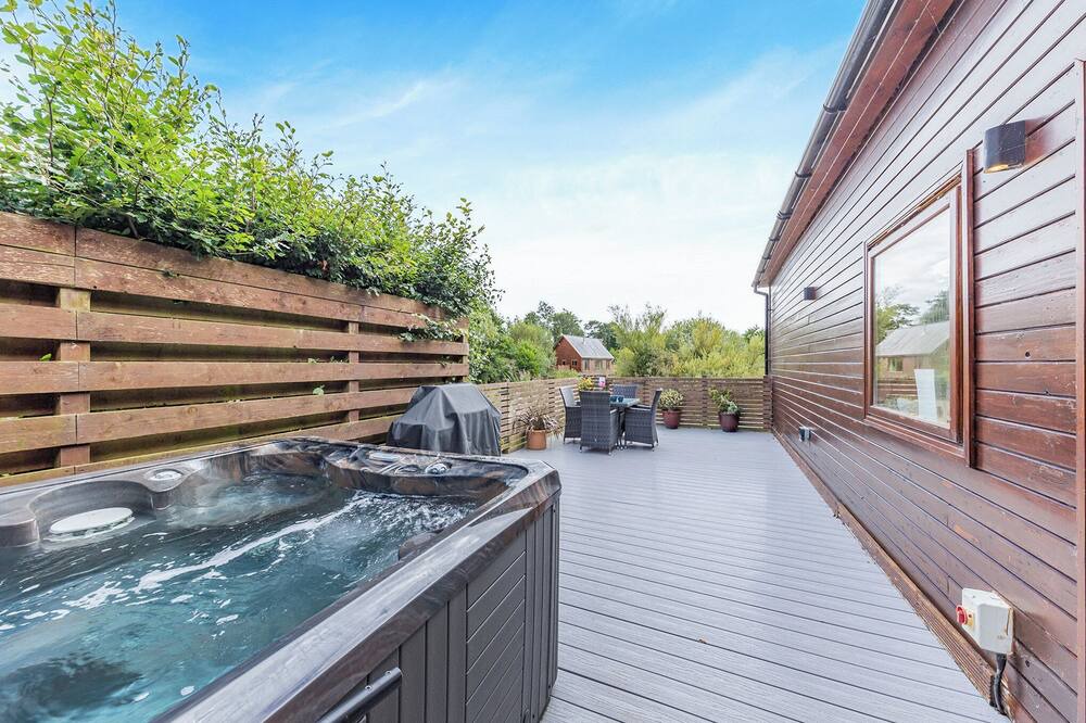 Menai Bridge Ski Chalet | Lower Lake Boathouse