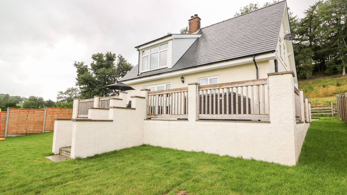 Llanddewi Ystradenny House | LOWER PENTRE, family friendly, with hot tub in Llandrindod Wells