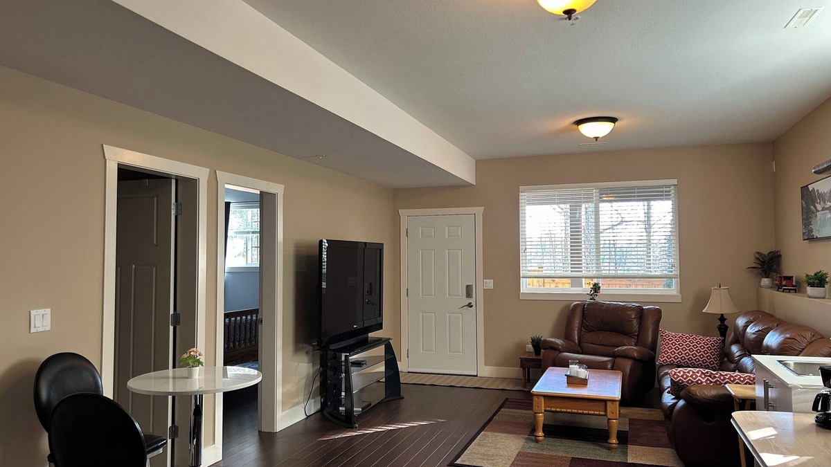 Maple Ridge House | Lrg 1 bdrm ground level suite with a Private Entry in a forest setting.