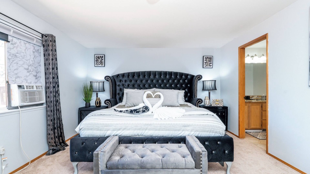 West Lake Stevens House | LS2: DESIRED VILLA: single level rambler w hot tub