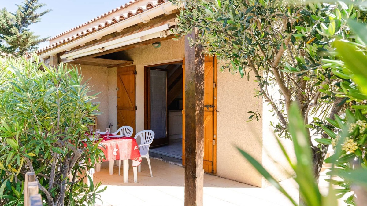 Les Ayguades House | LS34 bungalow sleeps 5 in residence with swimming pool