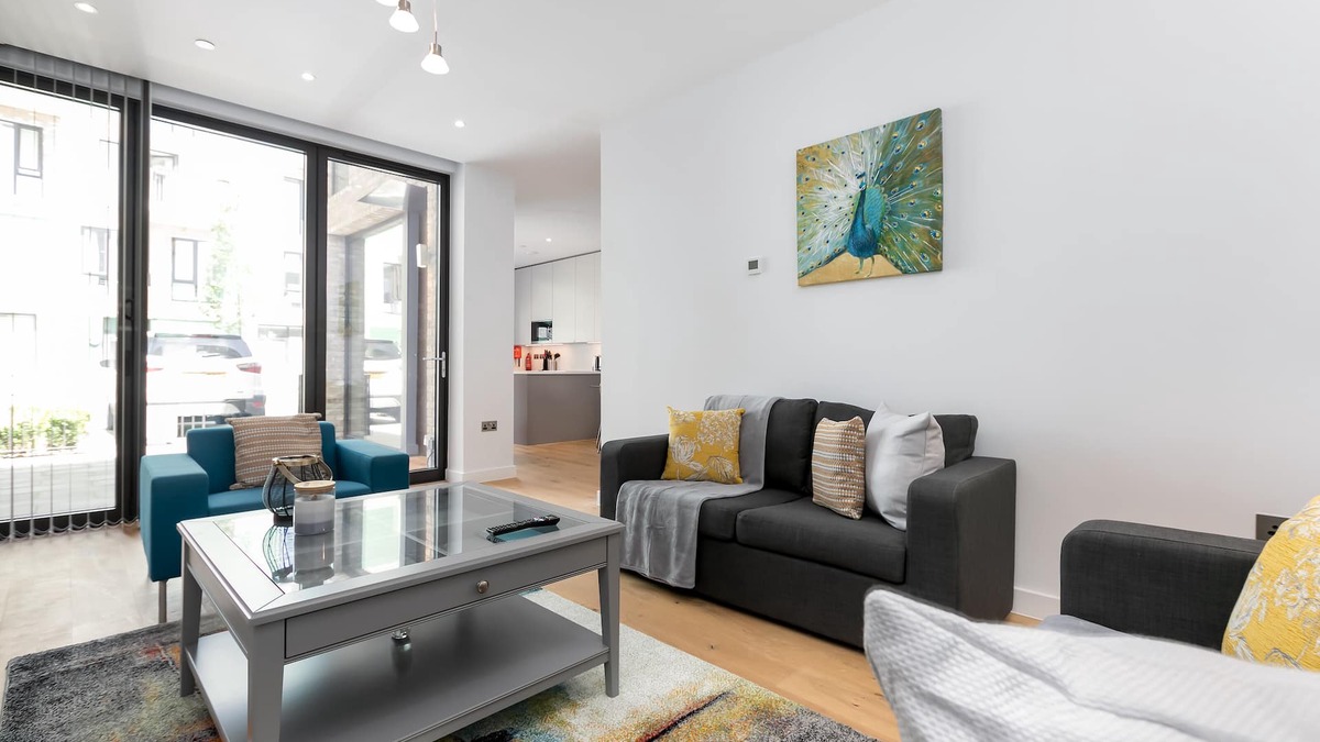 Peninsula House | LT Greenwich 3 Bed-House-Ensuite with Shower
