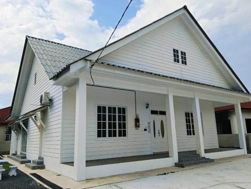 Kampung Sura House | Lu&Lu Rooms & Homestay