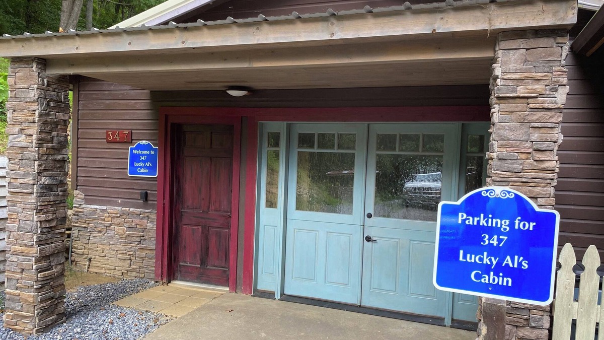 Clyde Cabin | Lucky Al’s Cabin at Riverside Farm