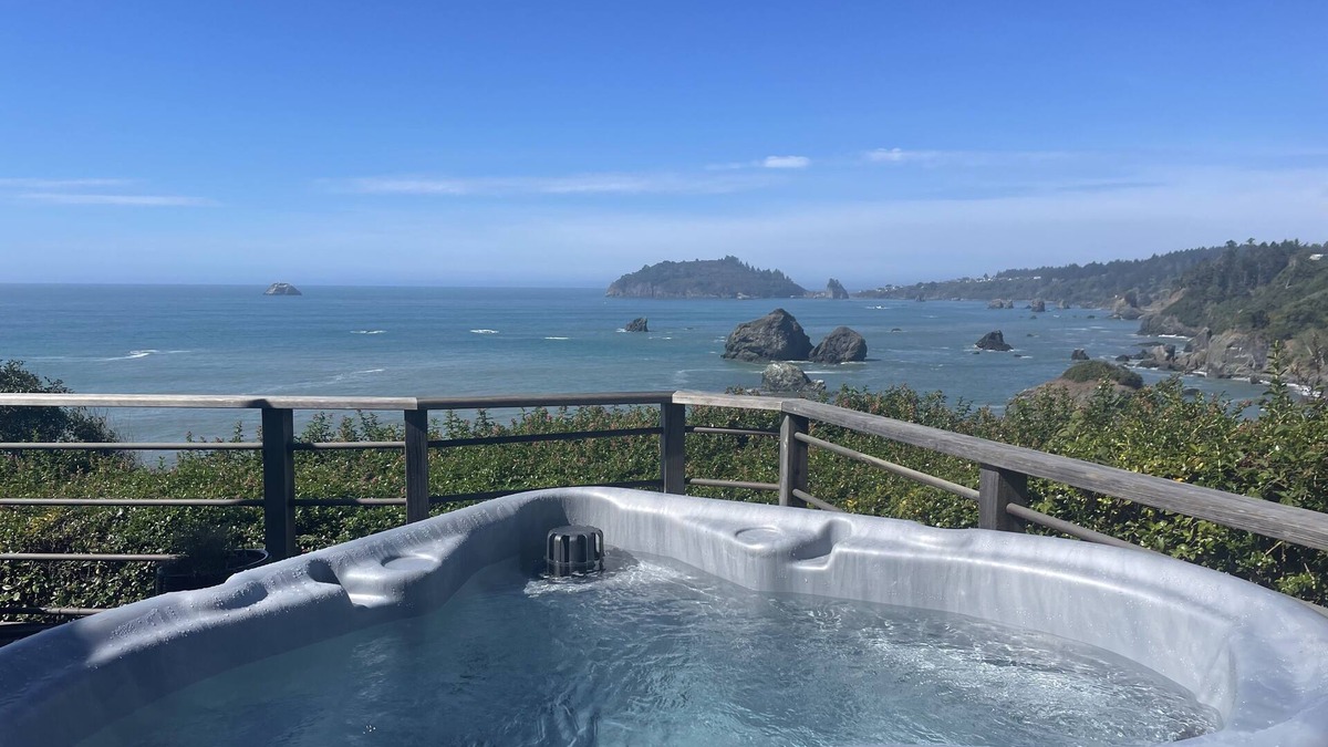 Westhaven-Moonstone Cabin | Luffenholtz Surfside Cabin~Romantic Hot Tub