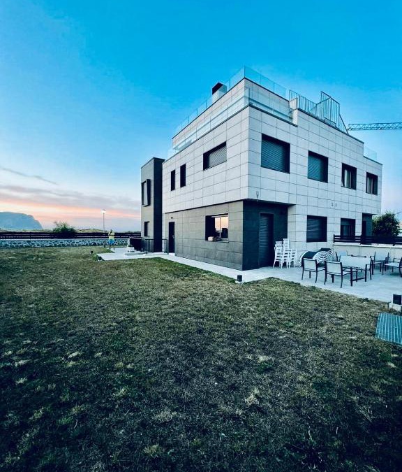 Laredo House | Lujosa casa en primera línea playa increibles vistas mar